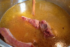Ciorba de fasole cu costita afumata