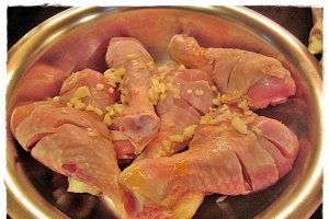 Ciocănele de pui cu capere și ciuperci marinate