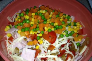 Salata cu paste colorate
