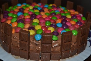 Tort cu crema de ciocolata si Skittles