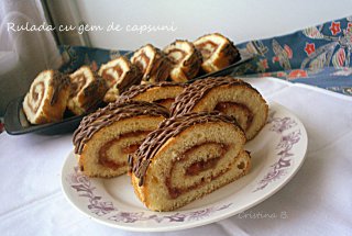 Rulada cu gem de capsuni