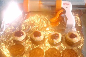 Biscuiti cu crema de vanilie si umplutura de dulceata