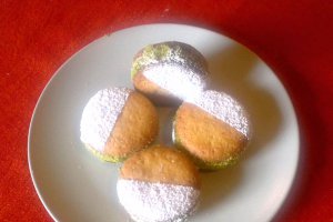 Biscuiti cu crema de vanilie si umplutura de dulceata