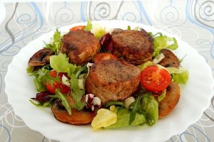 Medalioane de porc cu ciuperci şi salată