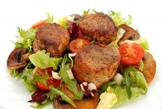Medalioane de porc cu ciuperci şi salată