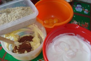 Prajitura cu dulceata de caise si glazura de galbenusuri