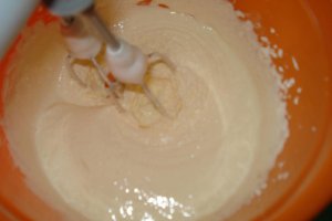 Prajitura cu dulceata de caise si glazura de galbenusuri