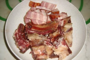 Varza calita cu coasta de porc afumata