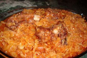 Varza calita cu coasta de porc afumata