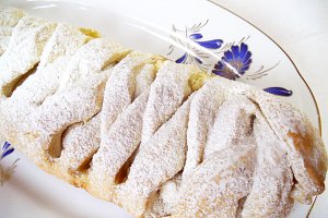 Foietaj împletit cu brânză dulce şi brânză sărată