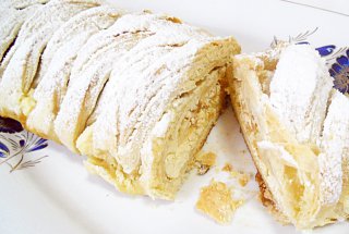Foietaj împletit cu brânză dulce şi brânză sărată