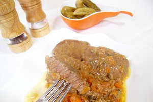 Carne de viţel în sos de ceapă