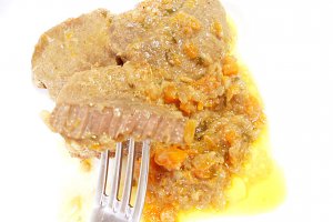 Carne de viţel în sos de ceapă