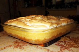 Tarta cu branza de vaca, fructe si bezea fara coacere