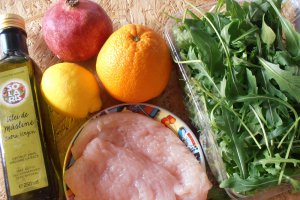 Salata de rucola cu pui, portocala si rodie