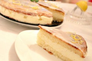 Prajitura dulce-acrisoara cu mousse de lamaie