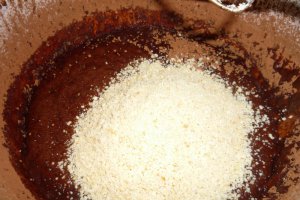 Tort keto cu ciocolata si sirop de artar