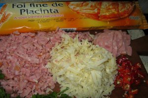Placinta aperitiv cu sunca si cascaval