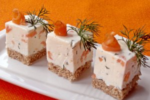 Cuburi aperitiv cu crema de branza si somon