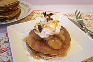 Pancakes cu banane caramelizate