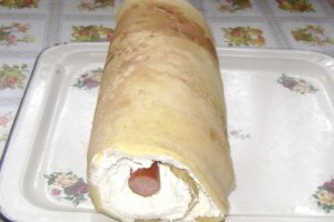 Ruladă cu brânză şi cârnaţi