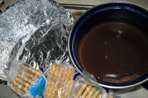 Tort "dobos" cu blat de biscuiti si crema de ciocolata