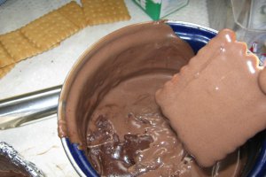 Tort "dobos" cu blat de biscuiti si crema de ciocolata