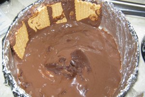 Tort "dobos" cu blat de biscuiti si crema de ciocolata