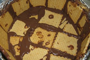 Tort "dobos" cu blat de biscuiti si crema de ciocolata