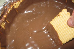 Tort "dobos" cu blat de biscuiti si crema de ciocolata