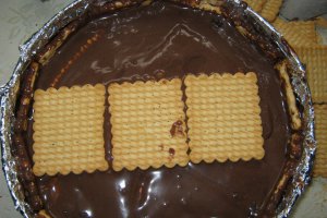 Tort "dobos" cu blat de biscuiti si crema de ciocolata