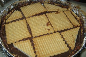 Tort "dobos" cu blat de biscuiti si crema de ciocolata