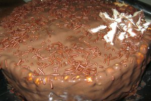 Tort "dobos" cu blat de biscuiti si crema de ciocolata