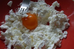 Pateuri rapide cu branza si aluat de foietaj cumparat