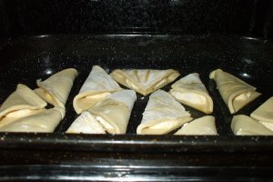 Pateuri rapide cu branza si aluat de foietaj cumparat