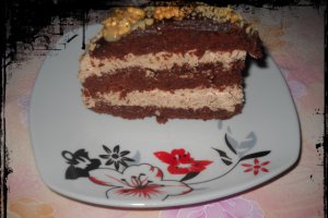Tort cu mousse de ciocolata si nuci