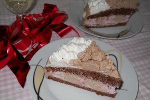 Tort cu mousse de zmeura si ciocolata