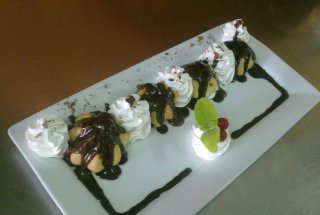 Profiterol  cu ciocolata si frisca