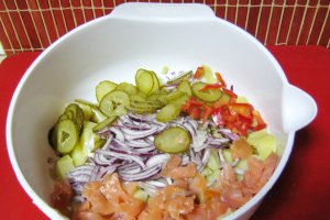 Salata de cartofi cu somon afumat si sos