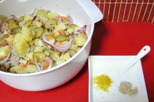 Salata de cartofi cu somon afumat si sos
