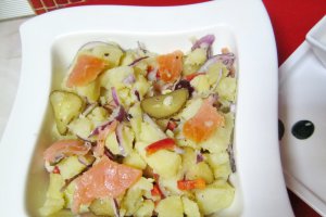 Salata de cartofi cu somon afumat si sos