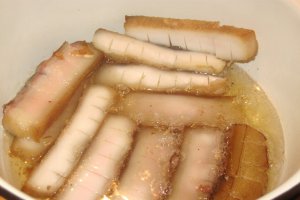 Fasole boabe cu slaninuta afumata si carnati