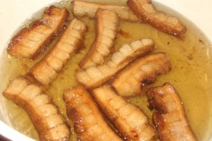Fasole boabe cu slaninuta afumata si carnati