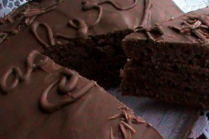 Tort Sacher cu glazura de ciocolata cu lapte