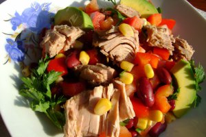 Salata mexicana cu avocado si ton