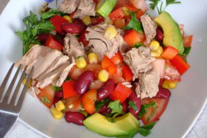 Salata mexicana cu avocado si ton