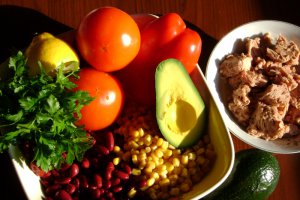 Salata mexicana cu avocado si ton