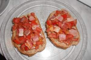 Bruschete cu rosii,bacon si mozzarella