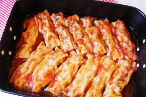 Cannelloni cu carne si sos de rosii