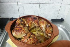 Mancarica de pui cu cartofi si pastai in vas roman
